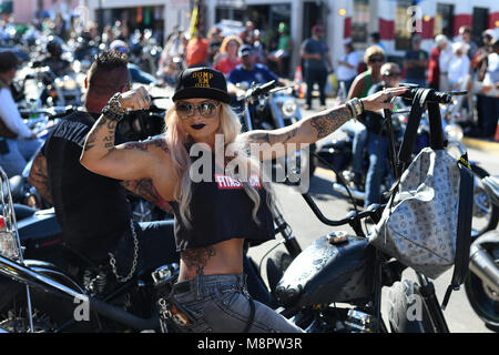 Daytona, Floride, USA. 27 Juin, 2017. Bike Week à Daytona Beach, FL.Scène sur Main Street.77e anniversaire de la Bike Week. Les motocyclistes rouler d'avant en arrière sur la rue principale. Des milliers de vététistes descendent sur Daytona pour ce festival.Jo Lynn Shane sur Main Street Crédit : Bill Frakes/ZUMA/Alamy Fil Live News Banque D'Images