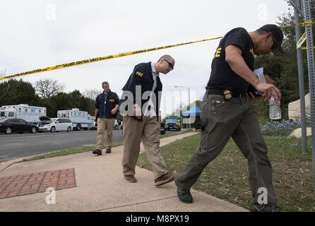 L'ATF et agents du FBI travaillent dans l'après-midi qu'un quatrième paquet bombe a explosé sur une route du sud-ouest Austin blessant deux hommes. Banque D'Images