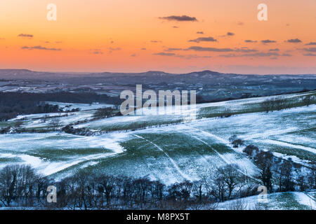 Askerswell, Dorset, UK. 19 mars 2018. Météo britannique. Une vue d'hiver Eggardon Hill près de Askerswell dans le Dorset au coucher du soleil à l'Ouest en direction du nord et Lewesdon Pilson Pen Hill avec de la neige par endroits se mentir sur rez comme un dégel commence à se stabiliser. Crédit photo : Graham Hunt/Alamy Live News Banque D'Images