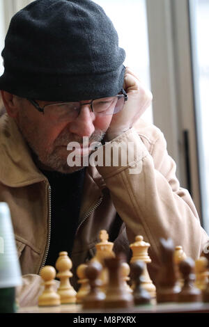 Sarajevo, Bosnie-et-Herzégovine. Mar 19, 2018. Ilijas Terzic fait concurrence au cours de la première ronde du Championnat ouvert du Club d'Échecs 'Ekrem Galijatovic Memorial Sarajevo" à Sarajevo, Bosnie-Herzégovine, le 19 mars 2018. Credit : Haris Memija/Xinhua/Alamy Live News Banque D'Images