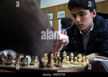 Sarajevo, Bosnie-et-Herzégovine. Mar 19, 2018. Burovic Rijad fait concurrence au cours de la première ronde du Championnat ouvert du Club d'Échecs 'Ekrem Galijatovic Memorial Sarajevo" à Sarajevo, Bosnie-Herzégovine, le 19 mars 2018. Credit : Haris Memija/Xinhua/Alamy Live News Banque D'Images