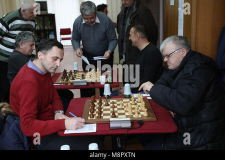 Sarajevo, Bosnie-et-Herzégovine. Mar 19, 2018. Muamer Mrndjic (1re L, à l'avant) et Nedzad Dedic (1e R) en concurrence au cours de la première ronde du Championnat ouvert du Club d'Échecs 'Ekrem Galijatovic Memorial Sarajevo" à Sarajevo, Bosnie-Herzégovine, le 19 mars 2018. Credit : Haris Memija/Xinhua/Alamy Live News Banque D'Images