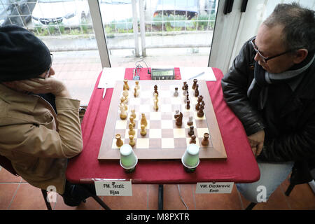 Sarajevo, Bosnie-et-Herzégovine. Mar 19, 2018. Ilijas Terzic (L) et Emir Dizdarevic concurrence au cours de la première ronde du Championnat ouvert du Club d'Échecs 'Ekrem Galijatovic Memorial Sarajevo" à Sarajevo, Bosnie-Herzégovine, le 19 mars 2018. Credit : Haris Memija/Xinhua/Alamy Live News Banque D'Images