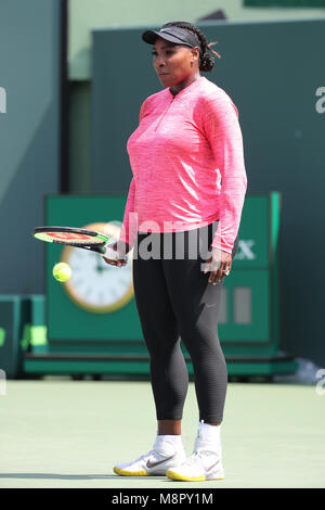 Key Biscayne, USA. 19 mars, 2018. Serena Williams lui montre son Bling Bling Bling avec son immense nouvelle bague de mariage qui est une coupe d'émeraude bague de fiançailles en diamants avec une éternité que la bande avait une larme concave pour créer un halo autour du grand centre de l'anneau de pierre à la pointe de la larme était plus trois pierres de poire. People : Serena Williams Credit : tempêtes Media Group/Alamy Live News Banque D'Images