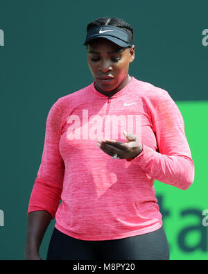 Key Biscayne, USA. 19 mars, 2018. Serena Williams lui montre son Bling Bling Bling avec son immense nouvelle bague de mariage qui est une coupe d'émeraude bague de fiançailles en diamants avec une éternité que la bande avait une larme concave pour créer un halo autour du grand centre de l'anneau de pierre à la pointe de la larme était plus trois pierres de poire. People : Serena Williams Credit : tempêtes Media Group/Alamy Live News Banque D'Images