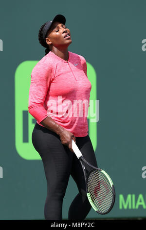 Key Biscayne, USA. 19 mars, 2018. Serena Williams lui montre son Bling Bling Bling avec son immense nouvelle bague de mariage qui est une coupe d'émeraude bague de fiançailles en diamants avec une éternité que la bande avait une larme concave pour créer un halo autour du grand centre de l'anneau de pierre à la pointe de la larme était plus trois pierres de poire. People : Serena Williams Credit : tempêtes Media Group/Alamy Live News Banque D'Images