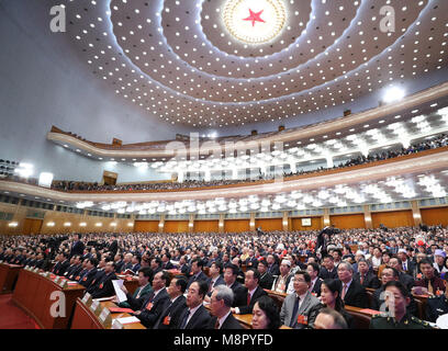 Beijing, Chine. Mar 20, 2018. La première session de la 13e Assemblée populaire nationale (APN) tient sa réunion de clôture dans le Grand Hall du Peuple à Beijing, capitale de Chine, le 20 mars 2018. Credit : Liu Weibing/Xinhua/Alamy Live News Banque D'Images
