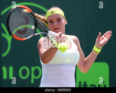 Key Biscayne, Floride, USA. Mar 19, 2018. Tereza Martincova à partir de la République tchèque contre coup droit frappe une Sara Errani en provenance d'Italie au cours d'un tour de qualification à l'Open de Miami 2018 présenté par le tournoi de tennis professionnel Itau, joué au Tennis Center de Crandon Park à Key Biscayne, en Floride, aux États-Unis. Mario Houben/CSM/Alamy Live News Banque D'Images