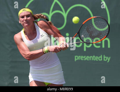 Key Biscayne, Floride, USA. Mar 19, 2018. Tereza Martincova de République tchèque frappe un revers retour à Sara Errani en provenance d'Italie au cours d'un tour de qualification à l'Open de Miami 2018 présenté par le tournoi de tennis professionnel Itau, joué au Tennis Center de Crandon Park à Key Biscayne, en Floride, aux États-Unis. Mario Houben/CSM/Alamy Live News Banque D'Images