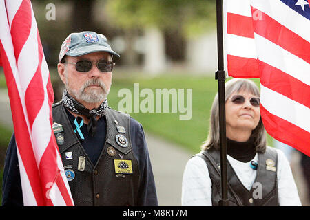 Yountville, CA, USA. Mar 19, 2018. Patriot Guard Riders Tom De Witt, à gauche, et son épouse Pauline De Witt, à la fois de Rohnert Park, ont assisté à la célébration de la vie qui a eu lieu le lundi soir au Centre des arts de la vallée de Napa, au Lincoln Theater à la maison des anciens combattants de la Californie, à Yountville pour Jennifer Gray Golick, Christine Loeber et Jennifer Gonzales Shushereba et son enfant à naître. Les quatre ont été tués par l'ancien chemin Accueil client Albert Wong. Credit : Napa Valley Inscription/ZUMA/Alamy Fil Live News Banque D'Images