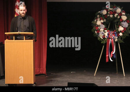 Yountville, CA, USA. Mar 19, 2018. Zach Skiles, diplômé de la filière Accueil, parle à une célébration de la vie qui a eu lieu le lundi soir au Centre des arts de la vallée de Napa, au Lincoln Theater à la maison des anciens combattants de la Californie, à Yountville pour Jennifer Gray Golick, Christine Loeber et Jennifer Gonzales Shushereba et son enfant à naître. Les trois femmes, qui a travaillé au sentier, et l'enfant à naître de Shushereba Gonzales, ont été tués par Albert Wong, un ancien client de voie. Credit : Napa Valley Inscription/ZUMA/Alamy Fil Live News Banque D'Images