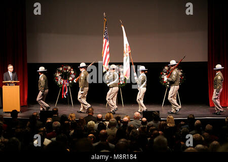 Yountville, CA, USA. Mar 19, 2018. Les membres de la California Highway Patrol Color Guard présente les couleurs lors d'une célébration de la vie qui a eu lieu le lundi soir au Centre des arts de la vallée de Napa, au Lincoln Theater à la maison des anciens combattants de la Californie, à Yountville pour Jennifer Gray Golick, Christine Loeber et Jennifer Gonzales Shushereba et son enfant à naître. Les trois femmes ont travaillé à la voie d'accueil à la maison des vétérinaires. Les trois, avec l'enfant à naître de Shushereba Gonzales, ont été tués par Albert Wong, un ancien client de voie. (Crédit Image : © Napa Valley vous inscrire via ZUM Banque D'Images