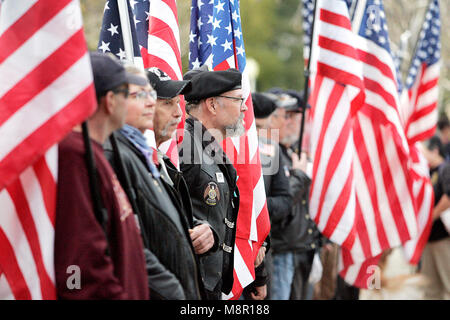 Yountville, CA, USA. Mar 19, 2018. Les membres de la Garde côtière canadienne Patriot cavaliers et divers postes de la Légion américaine étaient présents lors d'une célébration de la vie qui a eu lieu le lundi soir au Centre des arts de la vallée de Napa, au Lincoln Theater à la maison des anciens combattants de la Californie, à Yountville pour Jennifer Gray Golick, Christine Loeber et Jennifer Gonzales Shushereba et son enfant à naître. Les trois femmes ont travaillé à la voie à la maison à la maison et d'anciens combattants ont été tués par Albert Wong, un ancien client de voie. Credit : Napa Valley Inscription/ZUMA/Alamy Fil Live News Banque D'Images