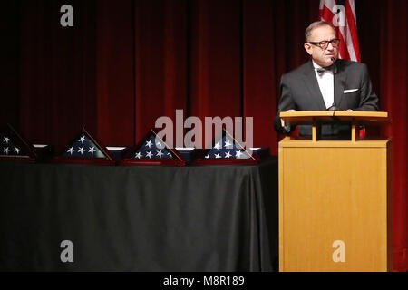 Yountville, CA, USA. Mar 19, 2018. Californie secrétaire du ministère des Affaires des anciens combattants Vito Imbasciani parle lors d'une célébration de la vie qui a eu lieu le lundi soir au Centre des arts de la vallée de Napa, au Lincoln Theater à la maison des anciens combattants de la Californie, à Yountville pour Jennifer Gray Golick, Christine Loeber et Jennifer Gonzales Shushereba et son enfant à naître. Les trois femmes, qui ont travaillé à la voie d'accueil, et l'enfant à naître de Shushereba Gonzales, ont été tués par Albert Wong, un ancien client de voie. Les drapeaux à gauche ont été présentées aux représentants de la famille de la vic Banque D'Images