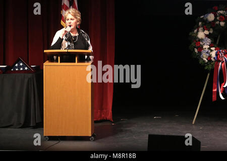 Yountville, CA, USA. Mar 19, 2018. Dorothy Salmon, la voie Accueil conseil le président, prend la parole à une célébration de la vie qui a eu lieu le lundi soir au Centre des arts de la vallée de Napa, au Lincoln Theater à la maison des anciens combattants de la Californie, à Yountville pour Jennifer Gray Golick, Christine Loeber et Jennifer Gonzales Shushereba et son enfant à naître. Les trois femmes, et l'enfant à naître de Shushereba Gonzales, ont été tués par Albert Wong, un ancien client de voie. Credit : Napa Valley Inscription/ZUMA/Alamy Fil Live News Banque D'Images