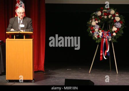 Yountville, CA, USA. Mar 19, 2018. L'aumônier Ira livre donne à l'invocation d'une célébration de la vie qui a eu lieu le lundi soir au Centre des arts de la vallée de Napa, au Lincoln Theater à la maison des anciens combattants de la Californie, à Yountville pour Jennifer Gray Golick, Christine Loeber et Jennifer Gonzales Shushereba et son enfant à naître. Les trois femmes, qui ont travaillé à la voie d'accueil, et l'enfant à naître de Shushereba Gonzales, ont été tués par Albert Wong, un ancien client de voie. Credit : Napa Valley Inscription/ZUMA/Alamy Fil Live News Banque D'Images