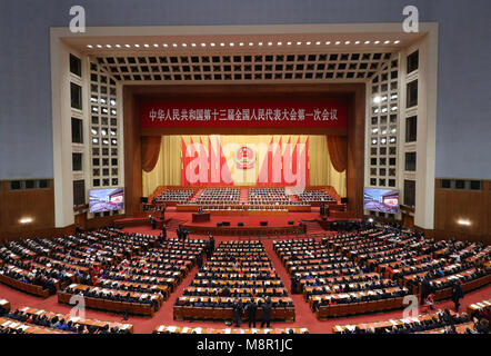 Beijing, Chine. Mar 20, 2018. La première session de la 13e Assemblée populaire nationale (APN) tient sa réunion de clôture dans le Grand Hall du Peuple à Beijing, capitale de Chine, le 20 mars 2018. Credit : Ding Haitao/Xinhua/Alamy Live News Banque D'Images