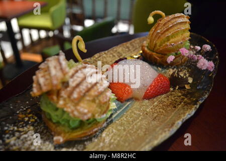 Beijing, Beijing, Chine. Mar 20, 2018. Beijing, Chine du 20e Mars 2018 : dessert en forme de cygnes de saveur moka. Crédit : SIPA Asie/ZUMA/Alamy Fil Live News Banque D'Images