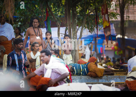 L'État du Kerala, en Inde. 20 mars, 2018. Lieu : Kodungalloor Bhagavathy Kodugalloor Temple Lieu : District : le festival annuel Thrissur au Temple Sree Bhagavathy Kurumba situé à Kodungalloor est célèbre dans tout le Kerala et est connu sous le nom de Kodungalloor Bharani. Il a lieu pendant les mois de Meenam malais. Une mer de dépassements de rouge les locaux comme une série d'oracles (velichappad) danser dans une transe offrent leurs prières à la divinité. C'est une expérience mystique pour tous ceux qui ont la chance de le voir. Credit : ANURAJ Kariat/Alamy Live News Banque D'Images