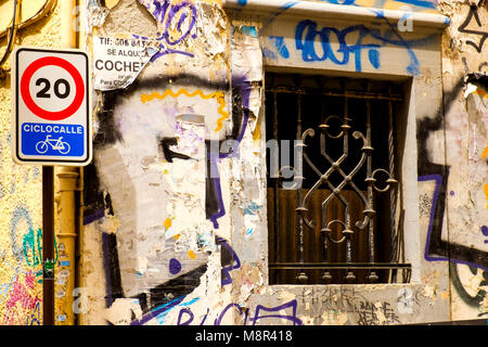 Le Graffiti se mélange avec l'écaillage du béton et du plâtre sur un bâtiment en ruines sur une rue résidentielle dans le centre nord de la ville de Grenade (ou sur un Banque D'Images