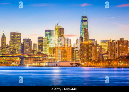 New York, New York, USA le lower Manhattan Financial District skyline at Dusk sur l'East River.