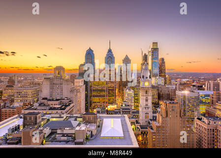 Philadelphie, Pennsylvanie, USA Skyline sur le centre du quartier des affaires de la ville au crépuscule. Banque D'Images