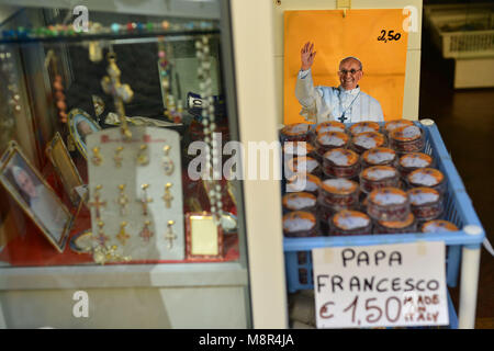 Rome. Souvenirs montrant le nouveau Pape François sont vendus dans un magasin. L'Italie. Banque D'Images