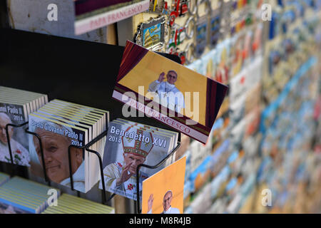 Rome. Souvenirs montrant le nouveau Pape François sont vendus dans un magasin. L'Italie. Banque D'Images