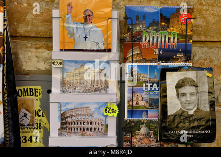 Rome. Souvenirs montrant le nouveau Pape François sont vendus dans un magasin. L'Italie. Banque D'Images