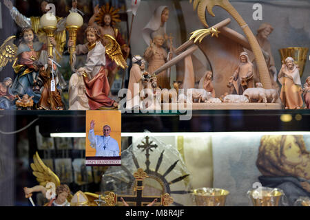 Rome. Souvenirs montrant le nouveau Pape François sont vendus dans un magasin. L'Italie. Banque D'Images