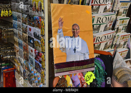 Rome. Souvenirs montrant le nouveau Pape François sont vendus dans un magasin. L'Italie. Banque D'Images