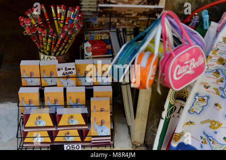 Rome. Souvenirs montrant le nouveau Pape François sont vendus dans un magasin. L'Italie. Banque D'Images