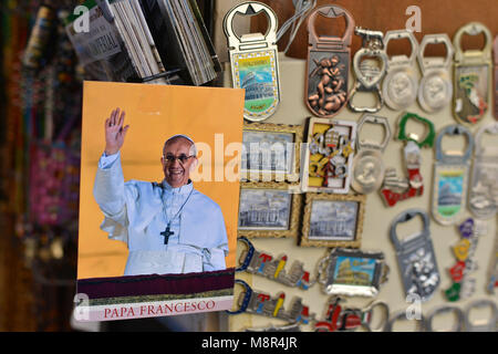 Rome. Souvenirs montrant le nouveau Pape François sont vendus dans un magasin. L'Italie. Banque D'Images