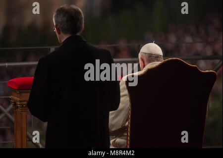 Le pape François préside la célébration du Chemin de Croix le Vendredi saint le 18 avril 2014 au Colisée à Rome. L'Italie. Banque D'Images