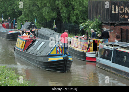 Ancien Canal de travail bateaux amarrés à l'extérieur du Lion Salt travaille près de Flémalle sur la Trent et Mersey Canal pour une vintage rally. Banque D'Images