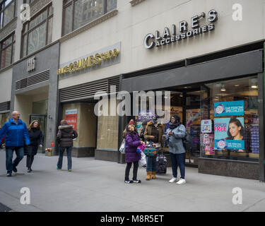 Un magasin Claire's dans le centre de Manhattan à New York le Samedi, Mars 10, 2018. Le détaillant, détenu par Apollo Global Management, est parmi les nombreux qui ont été frappés par la tempête parfaite de magasinage en ligne et les adolescents dépenser leur argent sur l'électronique. (© Richard B. Levine) Banque D'Images