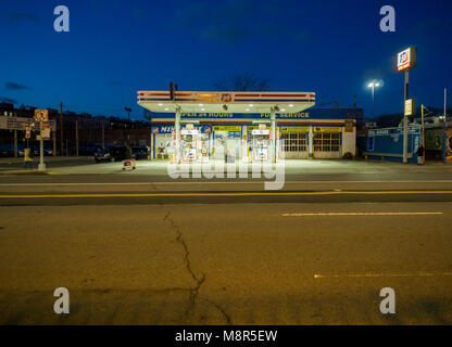 Une station de gaz de marque générique, '55', dans le quartier de Long Island City de Queens à New York, le mardi 13 mars 2018. (© Richard B. Levine) Banque D'Images