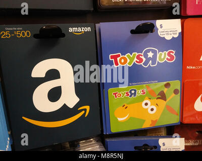 Toys R Us et amazon cartes cadeaux de marque dans un rack dans une pharmacie à New York le Samedi, Mars 10, 2018. Toys R Us est signalé à peut-être aller dans le chapitre 7 liquidation dès la semaine prochaine est un acheteur n'est pas trouvé. (Â© Richard B. Levine) Banque D'Images