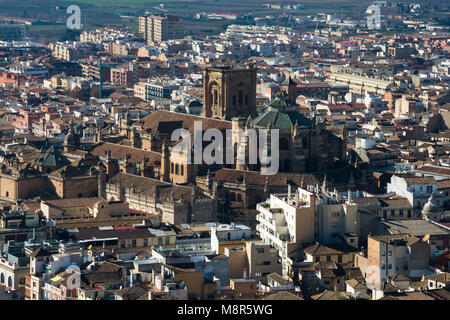 Vue de la ville de Grenade et la cathédrale de l'Alhambra Watch Tower (Torre de la Vela). Granada, Espagne Banque D'Images