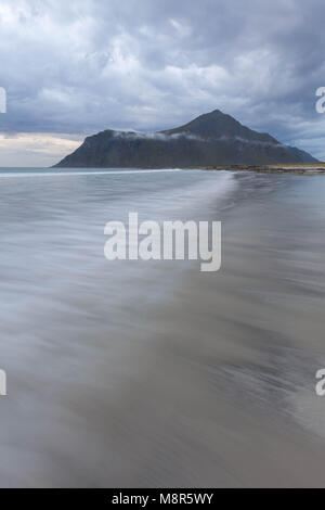 Plage Près de Flakstad, Norland, la Norvège. Montagne dans le contexte est Hustind. Banque D'Images