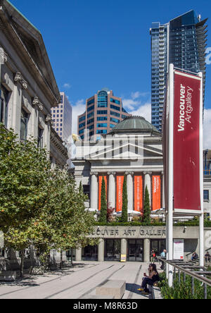 La Vancouver Art Gallery, au centre-ville de Vancouver, ville qui est représenté sur une journée d'été avec des bannières en place et entouré par les bâtiments les plus Banque D'Images