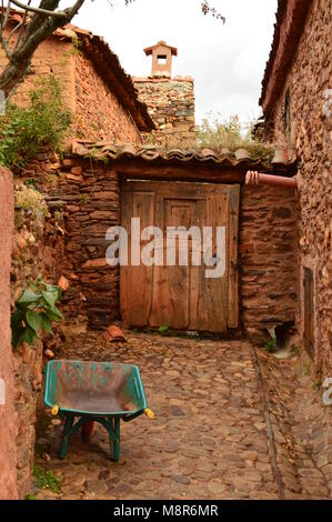 Antiquisime Porte d'entrée à une maison du 19e siècle dans un village pittoresque, avec des toits en ardoise noire à Madriguera. Vacances avec animaux Frv Rural Banque D'Images