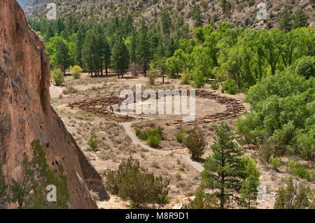 Tyuonyi pueblo, construit par les anciens peuples pueblo (Anasazi), dans la région de Frijoles Canyon, Bandelier National Monument, New Mexico, USA Banque D'Images