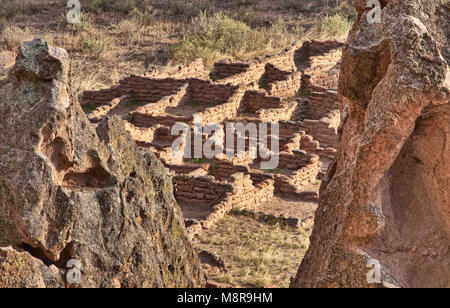 Tyuonyi pueblo, construit par les anciens peuples pueblo (Anasazi), dans la région de Frijoles Canyon, Bandelier National Monument, New Mexico, USA Banque D'Images