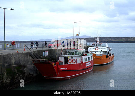 2 ferries locaux à sherkin et cape clare isle à baltimore pier le déchargement des touristes et vacanciers. West Cork, Irlande Banque D'Images