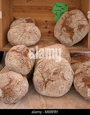 Du pain frais en vente au marché de l'alimentation locale hebdomadaire de Baltimore, West Cork. Banque D'Images