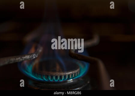 Brûlé de brûleur d'une cuisine avec cheminée au gaz butane bleu Banque D'Images