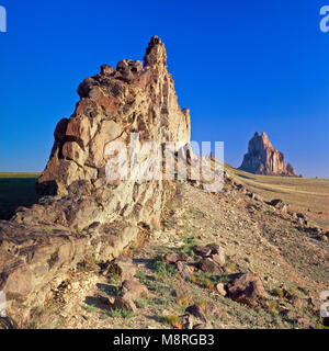 Dyke volcanique et de shiprock sur la réserve Navajo près de Shiprock, Nouveau Mexique Banque D'Images