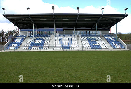 Stade vide sièges qui composent le mot haven en bleu et blanc avant un match de castletownshend, West Cork, Irlande. Banque D'Images