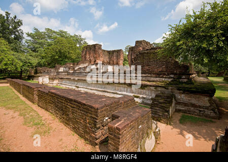 La salle du Conseil du Palais Royal à Polonnaruwa au Sri Lanka lors d'une journée ensoleillée avec ciel bleu. Banque D'Images